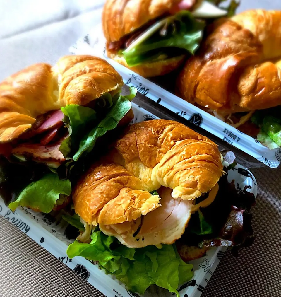 朝ごはんを食べよう😊クロワッサンサンドで朝ごはん🥐|あしゃぱんさん