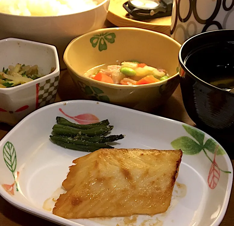 Snapdishの料理写真:アル中病棟の晩ごはん⭐️⭐️⭐️
ごはん🍚  清し汁（春雨）  カレイの味噌漬け焼き  白菜のコンソメ煮  ポン酢和え|ぽんたさん