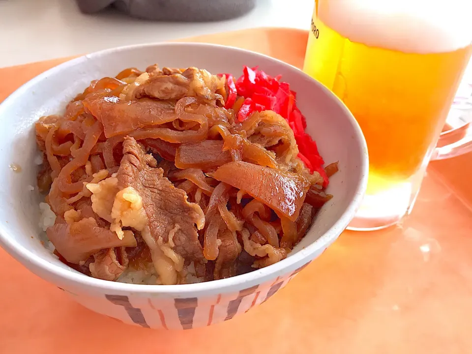 Snapdishの料理写真:牛丼と生ビール|とみぃさん