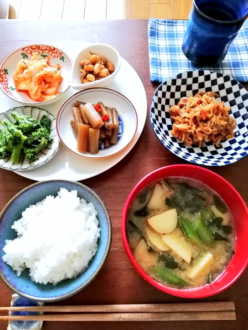 豚こま肉と切り干し大根のピリ辛炒め
菜の花のごま和え
ふきの炒め物
じゃこと大豆の佃煮
新じゃがとスナップえんどうとわかめのみそ汁|ほっこりらさん