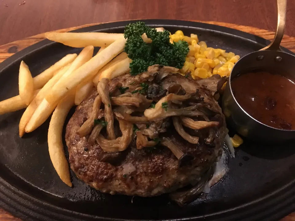 ハンバーグ肉肉しい🍖|フージさん