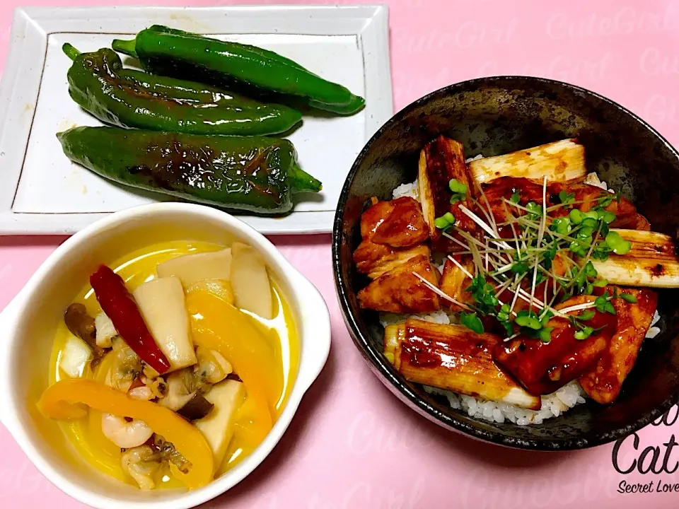 焼き鳥丼＆アヒージョ＆甘長塩焼き🌶|くろねこっく🐈‍⬛さん