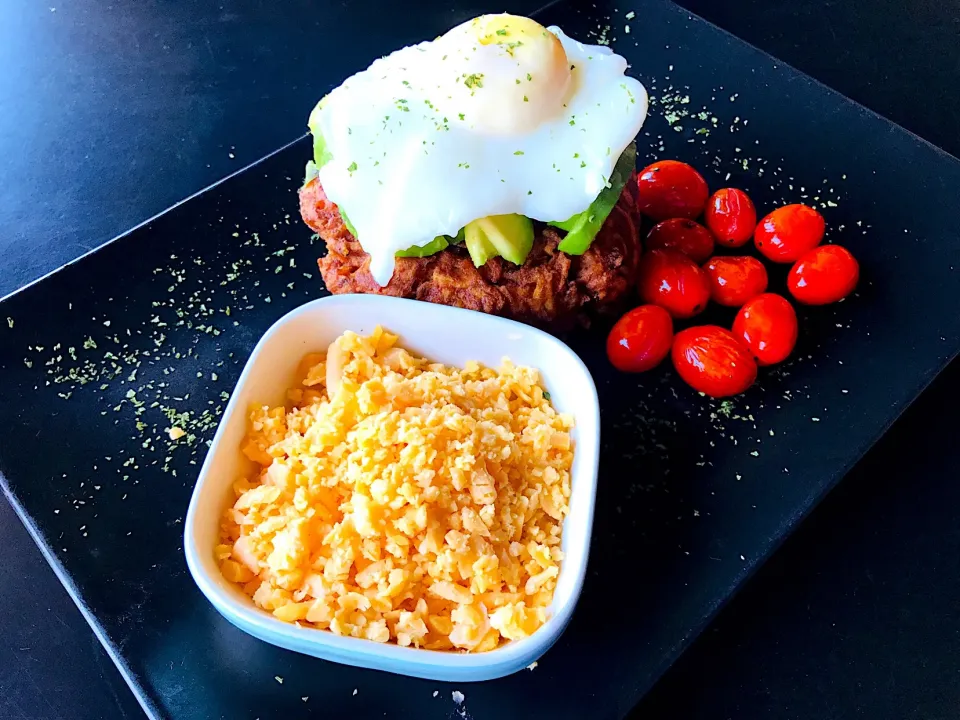 Snapdishの料理写真:Vegetarian breakfast: Egg, Cherri tomato, rosti, avocado and cheddar|Sergio Lacuevaさん