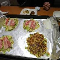 Snapdishの料理写真:今日の夕飯
・お好み焼き
    (えび、ベビーホタテ、豚)|にあさん