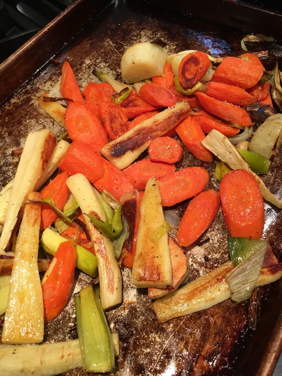 Snapdishの料理写真:Roasted Veggies ~parsnips, carrots, leeks, onions, potatoes🥕🥔  #roastedveggies|🌺IAnneさん