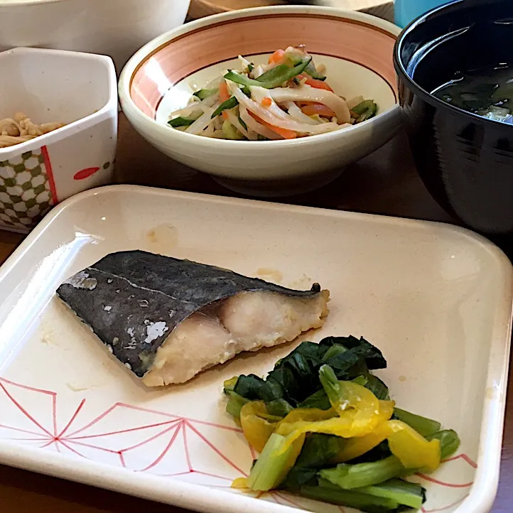 アル中病棟の朝ごはん☀️☀️🔆27日目
ごはん🍚  みそ汁（白菜）  鰆の西京焼き🐟  ごま油和え  えのき茸旨煮|ぽんたさん