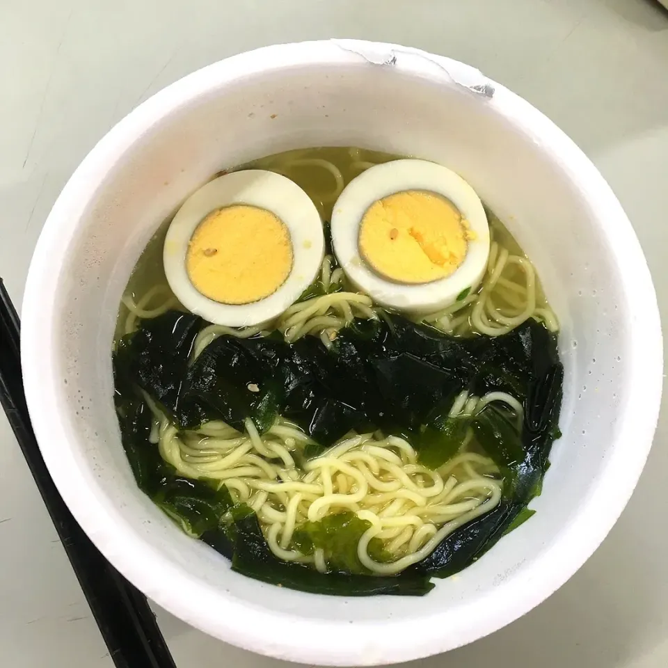 お昼ご飯
  ワカメラーメン🍜

 同僚に食べ物で遊ばないの
   って 叱られながら😄|miimiさん