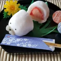 Snapdishの料理写真:アザラシのいちご大福を食べるところ
白こし餡でつくりました‼️

罪悪感満載の、かわいい大福が出来ました(笑)(笑)

#アザラシ　#いちご大福　#手作り　#罪悪感　#かわいい　#和菓子　#もちもち