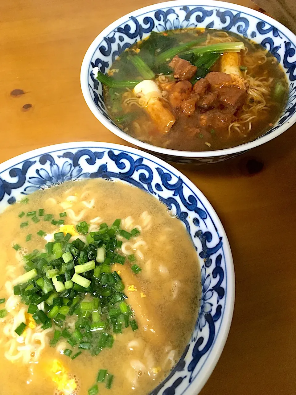 休日ランチ〜
台湾のスーパーで買ってきた袋ラーメン(´◡`๑)
牛肉麺とセサミクリアスープ味？
牛肉麺は有名店で食べた味とそんな変わりないけど、セサミ〜の方は変わった味でイマイチでした(笑)|さくたえさん