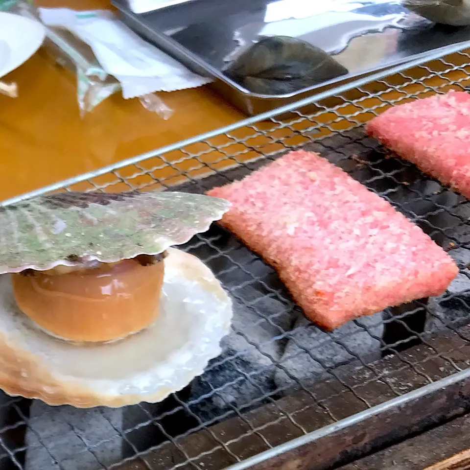 牡蠣小屋で三陸産ほたてと赤天|シュトママさん