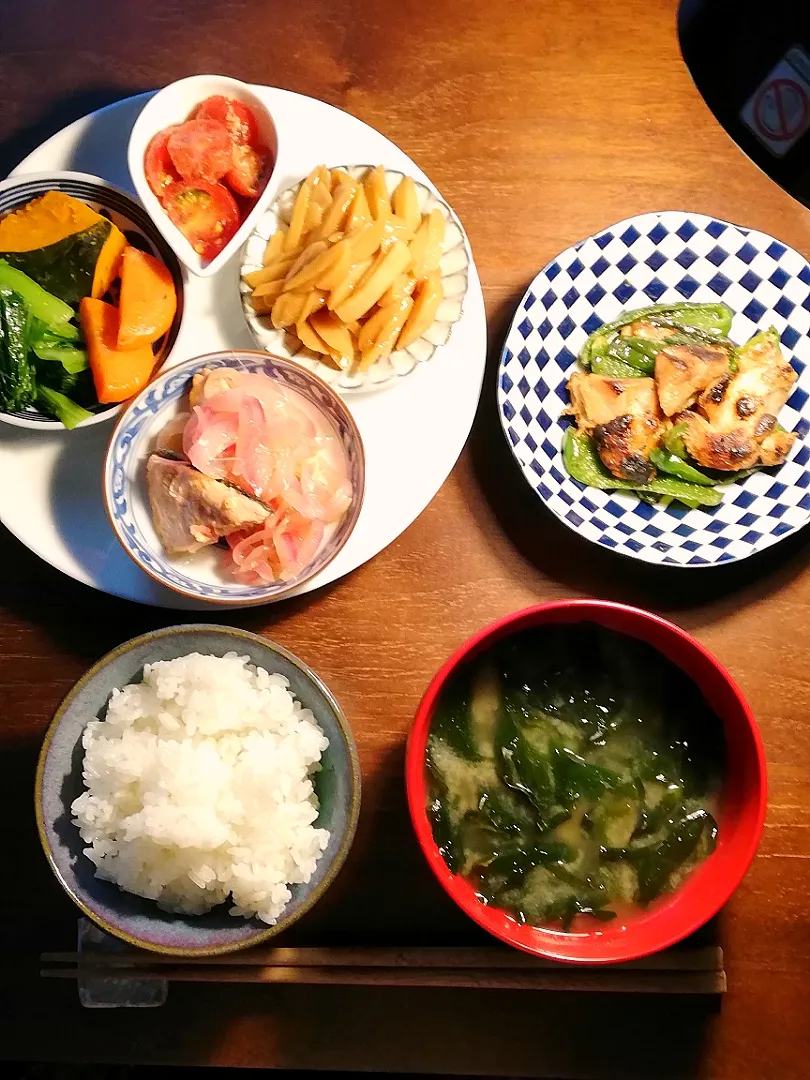 鶏もも肉の塩こうじ浸けとピーマンの
炒め物
焼き鮭と紫たまねぎのマリネ
かぼちゃの煮付け
新じゃがの甘酢炒め
トマトのナムル
にんじんのグラッセ
小松菜のナムル|ほっこりらさん