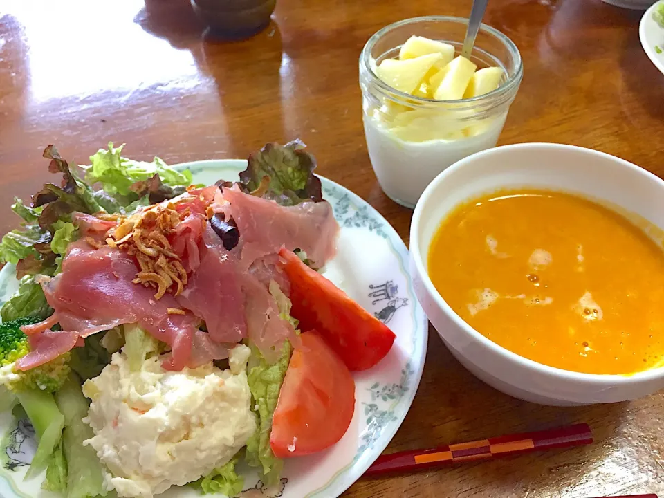 色々乗っけサラダとバターかぼちゃのスープで朝ごはん|さんだーさん