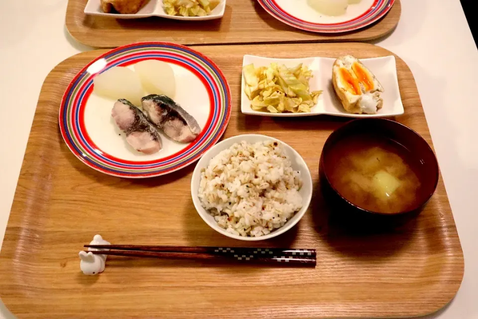 今日の夕食 塩麹のぶり大根、キャベツのわさび醤油和え、卵の巾着煮、麦ご飯、じゃがいもとわかめの味噌汁|pinknari🐰🌈さん