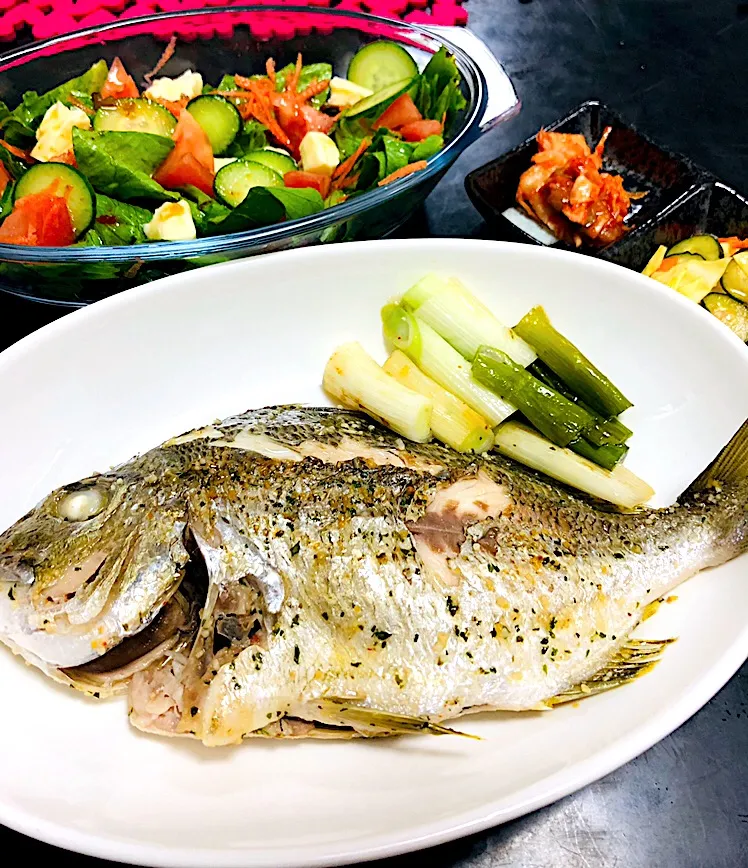 へだいのマジックソルト焼き🐟

チーズとトマトのサラダ🥗、キムチ&浅漬け|ぶっちゃるんさん