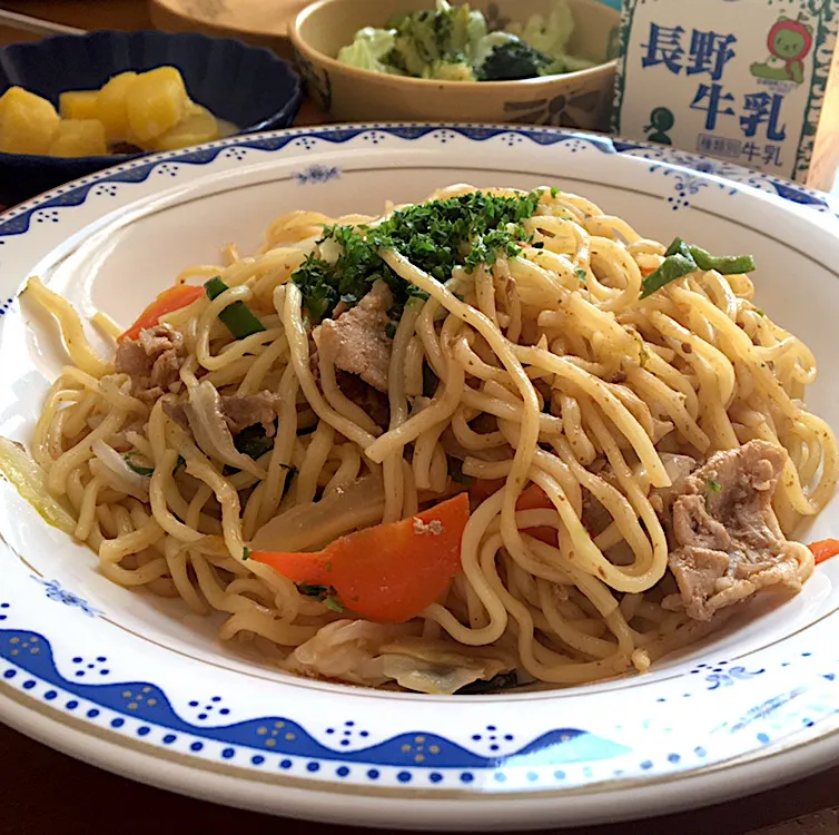 アル中病棟の昼ごはん☀️☀️☀️
焼きそば  サラダ🥗  さつま芋のミルク煮🍠
牛乳🥛|ぽんたさん