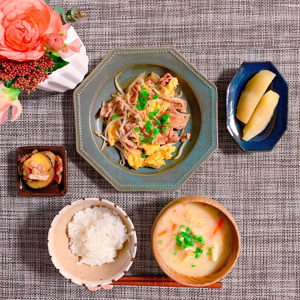 ✭豚肉ともやしのオイマヨ卵とじ
✭さつまいもとベーコンのほっくり煮
✭大根とにんじんと薄揚げの粕汁|はらしおりさん