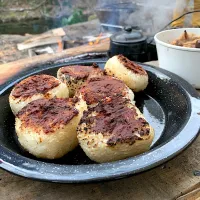 Snapdishの料理写真:キャンプにはやっぱり赤味噌焼きおにぎり！ #キャンプ飯  #おにぎり #赤味噌|赤鬼のビルさん