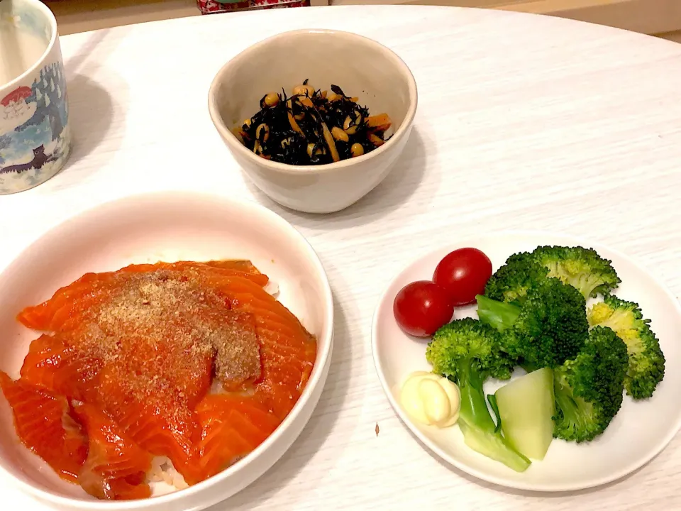 サーモンの漬け丼 ひじきの煮物|もふさん