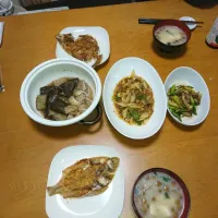 今日の夕飯
・カレイの干物
・セロリの麻婆
・なすびと揚げの煮物
・アスパラと舞茸焼きびたし
・豆腐となめこの味噌汁|にあさん