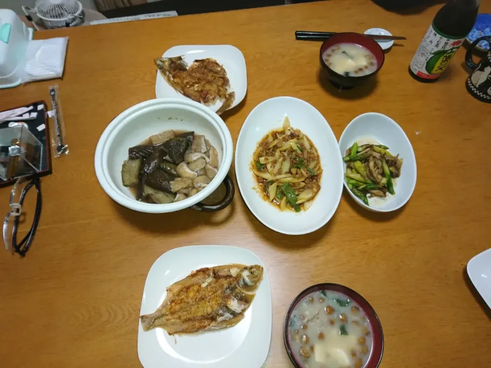 今日の夕飯
・カレイの干物
・セロリの麻婆
・なすびと揚げの煮物
・アスパラと舞茸焼きびたし
・豆腐となめこの味噌汁|にあさん