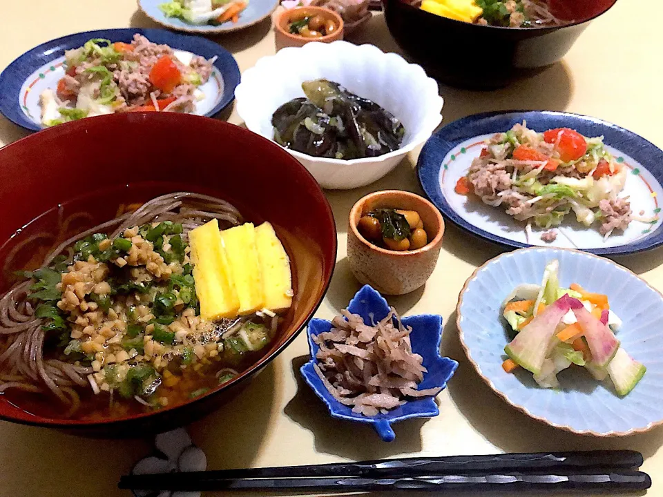 2／12夕食  #晩ごはん 
•納豆そば •挽き肉入り野菜炒め •茄子の揚げ浸し •大豆煮 •ヤーコンサラダ •浅漬け|おさんどんさん