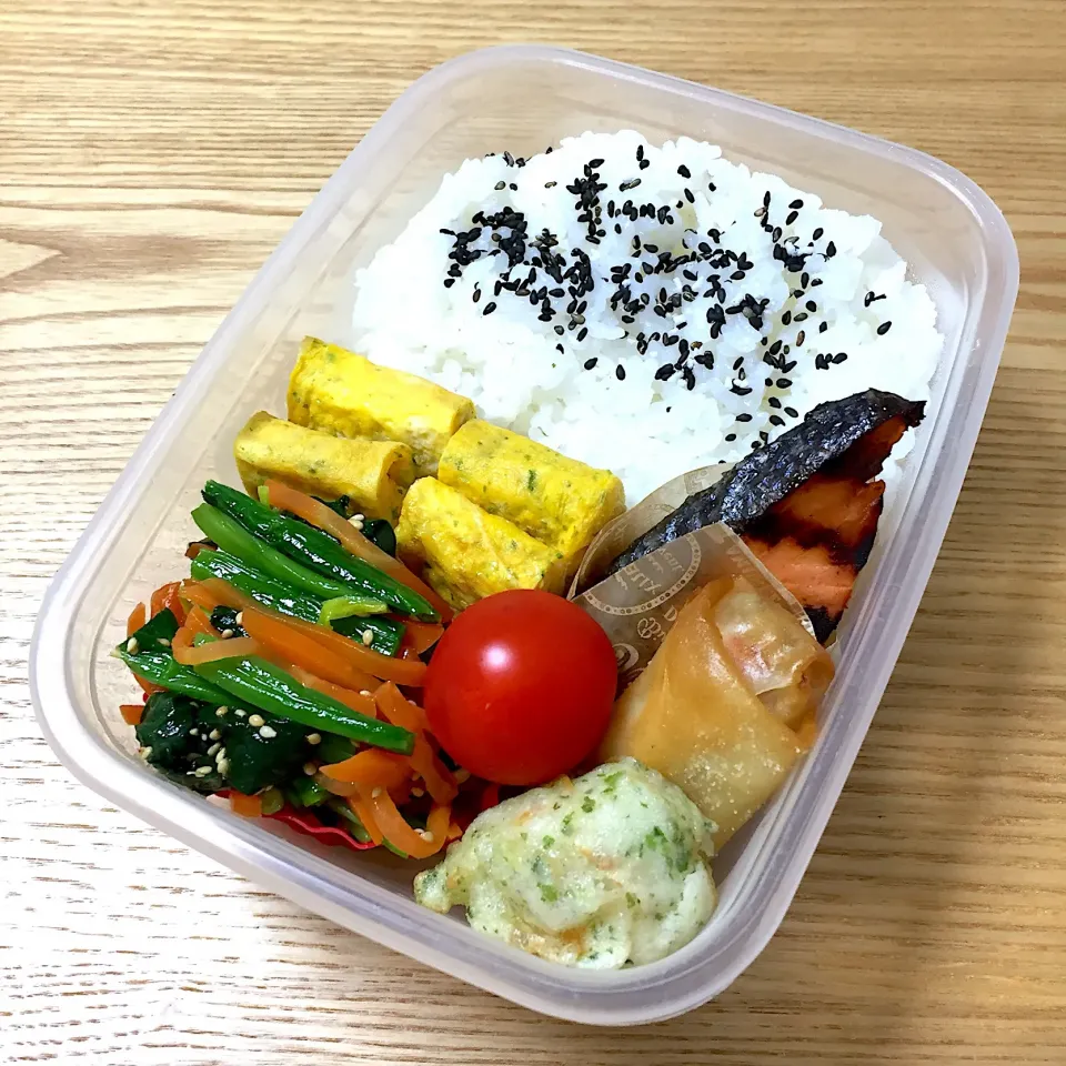 水曜日の旦那さんのお弁当☺︎ #お弁当記録  #青のり入り卵焼き  #ほうれん草とニンジンのナムル  #塩麹鮭  #トマト|むさけんさん