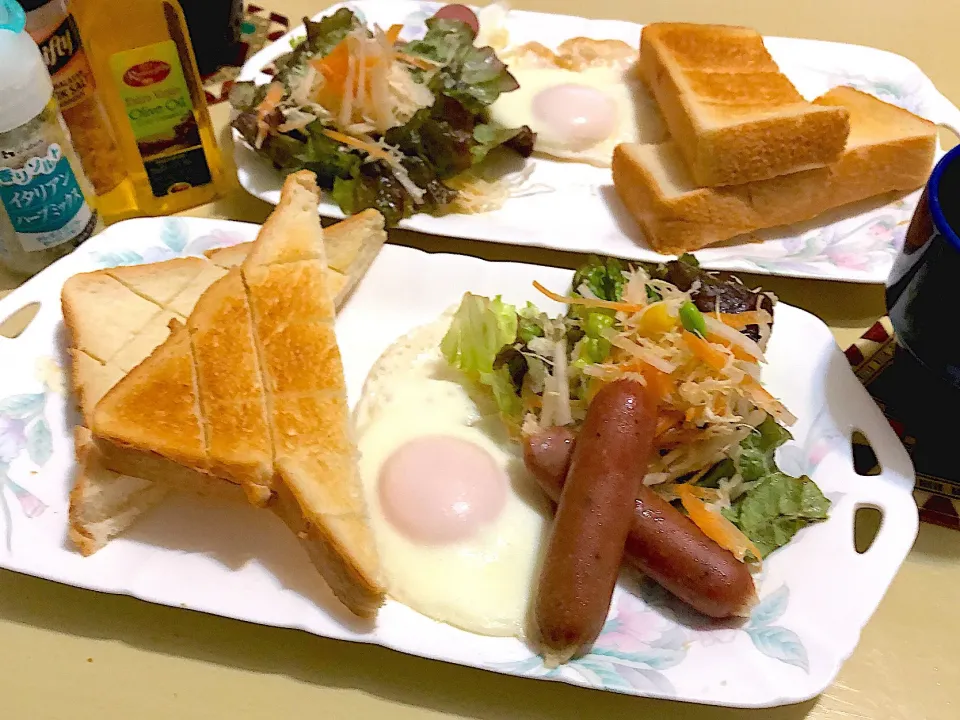 Snapdishの料理写真:2／13朝食  #朝ごはん 
•トースト •サラダ/目玉焼き/ソーセージ •コーヒー|おさんどんさん