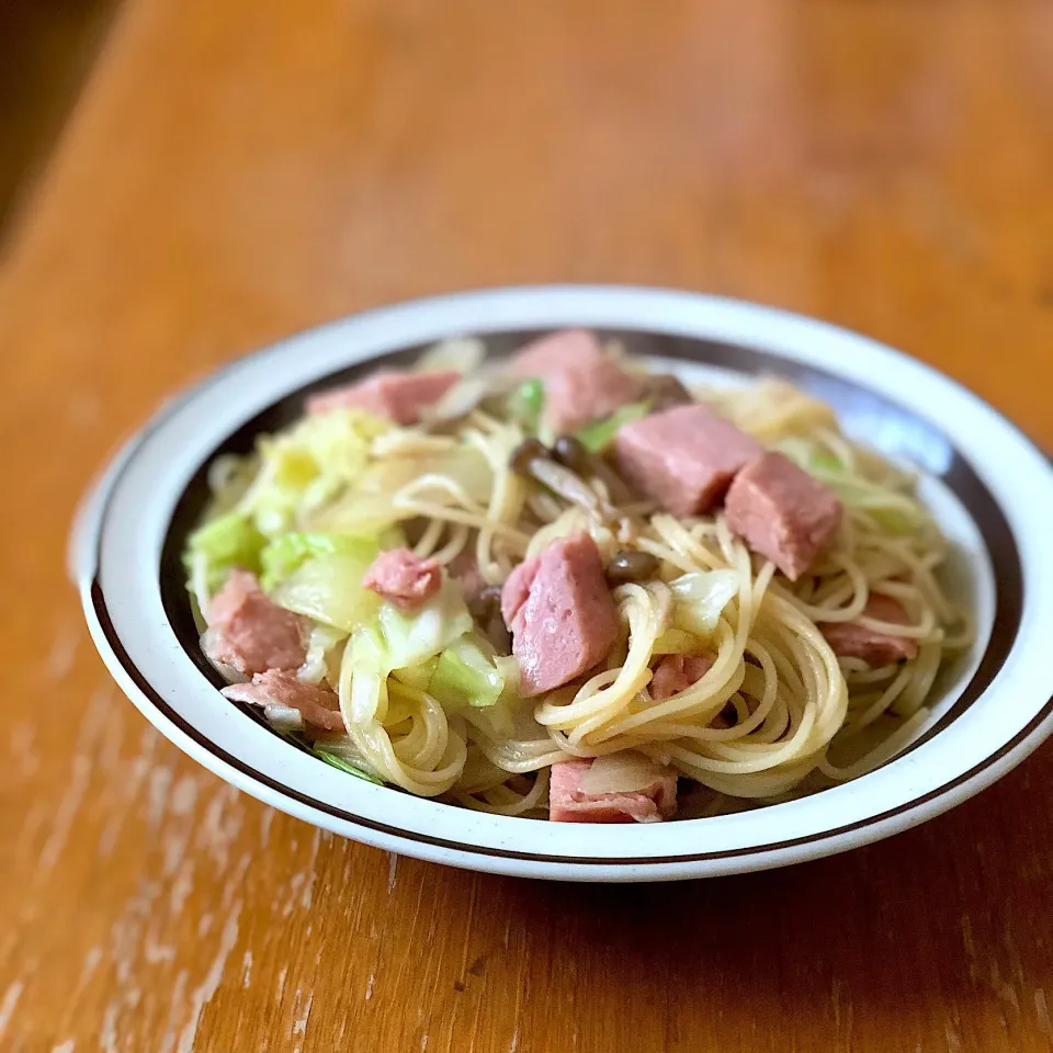 Snapdishの料理写真:スパムとキャベツのオイルパスタ🍝|Imanaka Yukikoさん