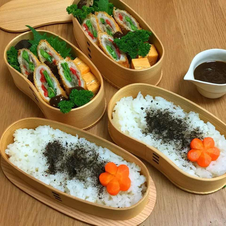 🍱２月１３日 (水) 〜ロール豚カツ弁当〜
○白ごはん・自家製ゆかり
○ロール豚カツ(たっぷり胡麻味噌ソース)
○軍鶏の卵焼き
○干ししいたけ含め煮
○ほうれん草のお浸し
○大葉・梅にんじん・パセリ|mutsumi☺︎さん