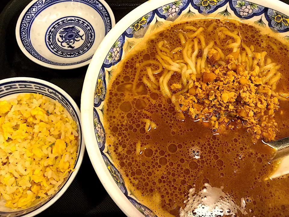 Snapdishの料理写真:揚州商人
濃厚醤油ラーメンと半炒飯
&餃子2個(まだ来ません)|須佐 浩幸さん