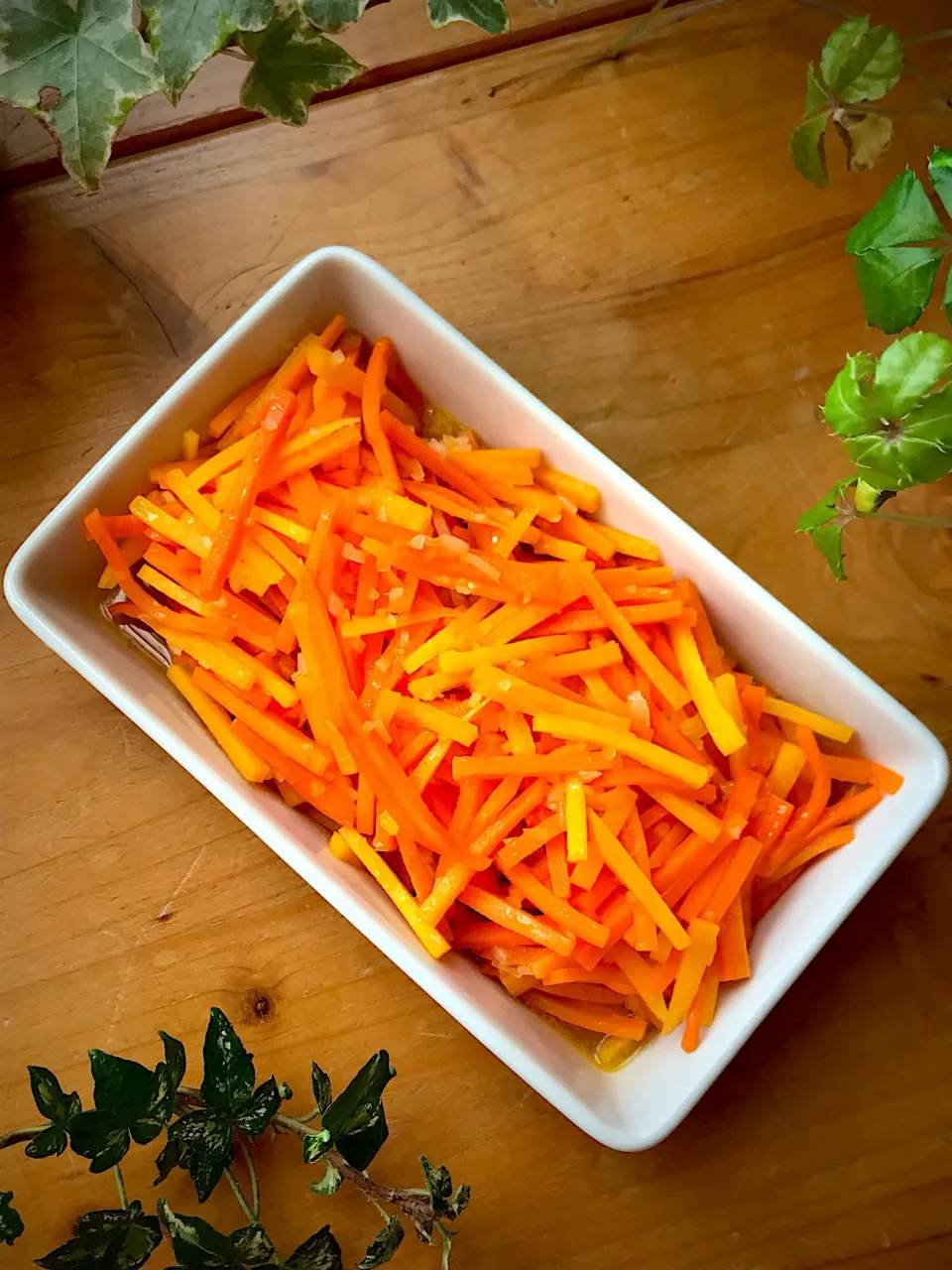 🥕今日の一皿は 金美人参と普通の人参のサラダ🥗 薄切りじゃなくてマッチ棒位の棒状だから ラペじゃないよ〜😄|Hollyさん