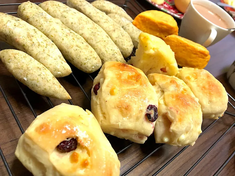 朝から焼き立てパン
クランベリーホワイトチョコパン、人参パン、あおさ鰹節パン🍞|きむらゆりかさん