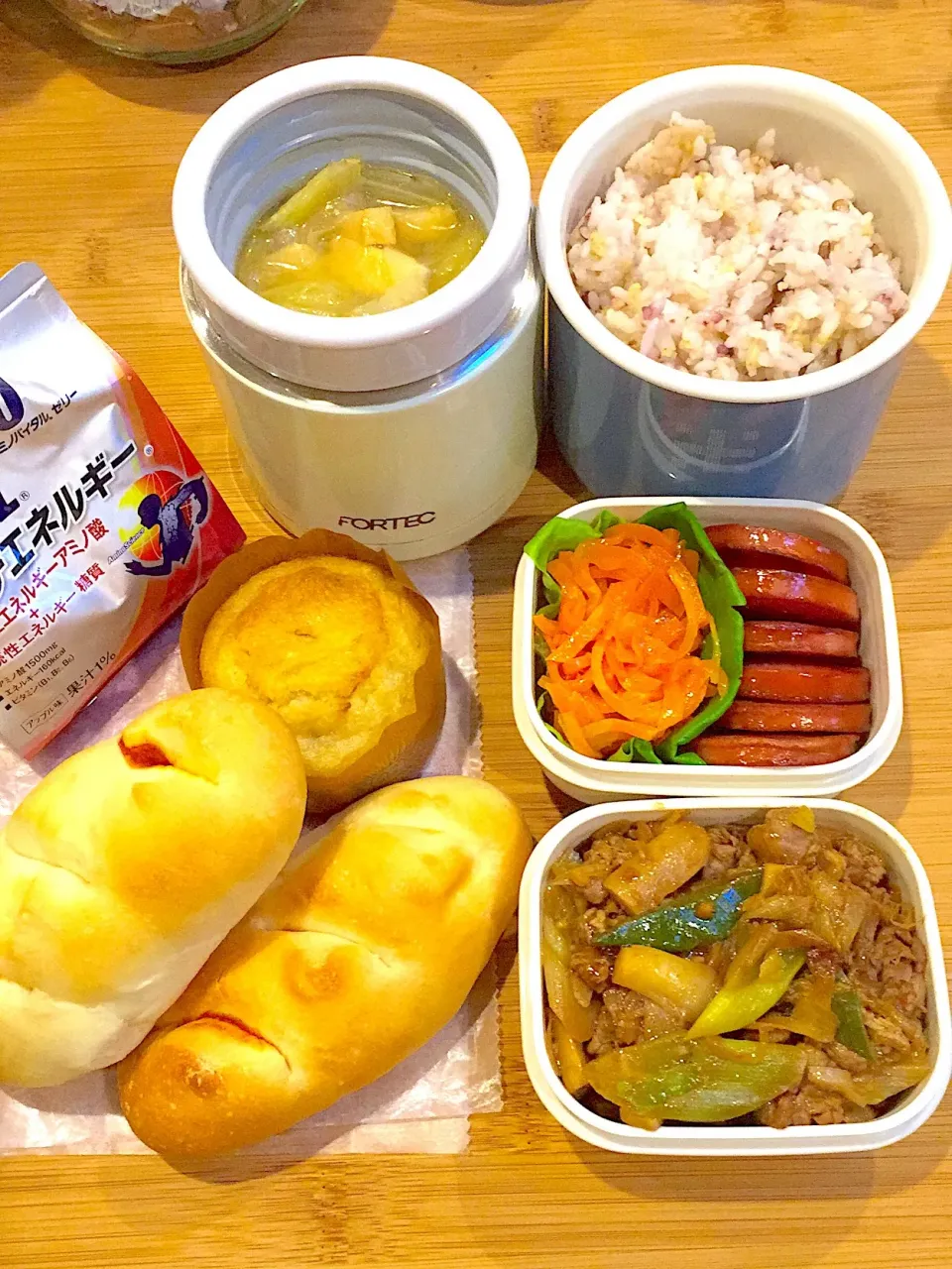 2/8の息子くん弁当🍱
車内用朝ごぱん🥖
 #弁当  #あさごぱん|ままみさん