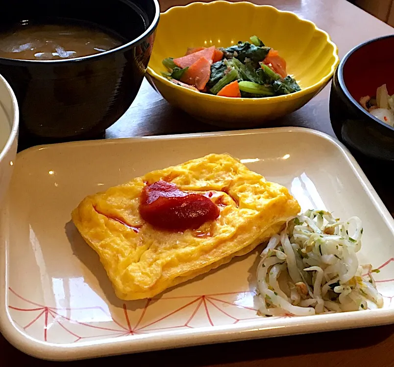 アル中病棟の朝ごはん☀️☀️🔆28日目
ごはん🍚  みそ汁（生揚げ）  ハムチーズピカタ
レモン風味和え🍋  青菜の炒り煮🥬|ぽんたさん