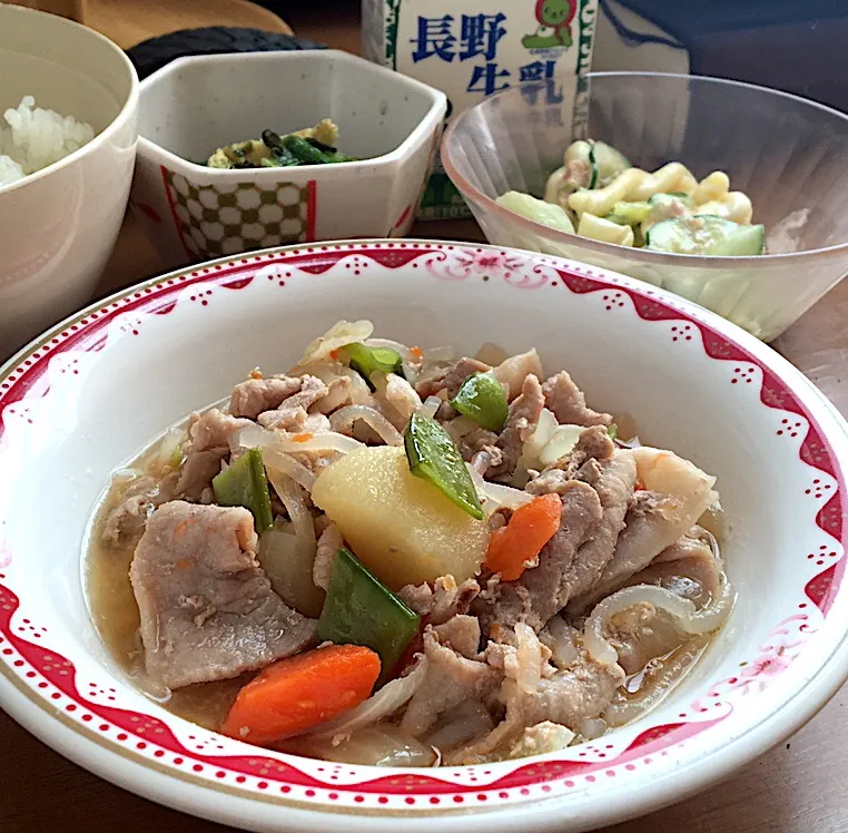 アル中病棟の昼ごはん☀️☀️🔆
ごはん🍚  肉じゃが🥩🥔  ツナマカロニサラダ   
磯浸し  牛乳🥛|ぽんたさん