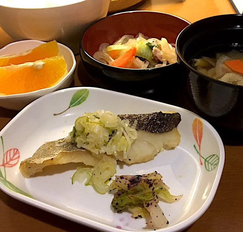 アル中病棟の晩ごはん⭐️⭐️🔆
ごはん🍚  五目汁  タラのねぎ塩焼き🐟  チンゲン菜の炒め物  オレンジ🍊|ぽんたさん