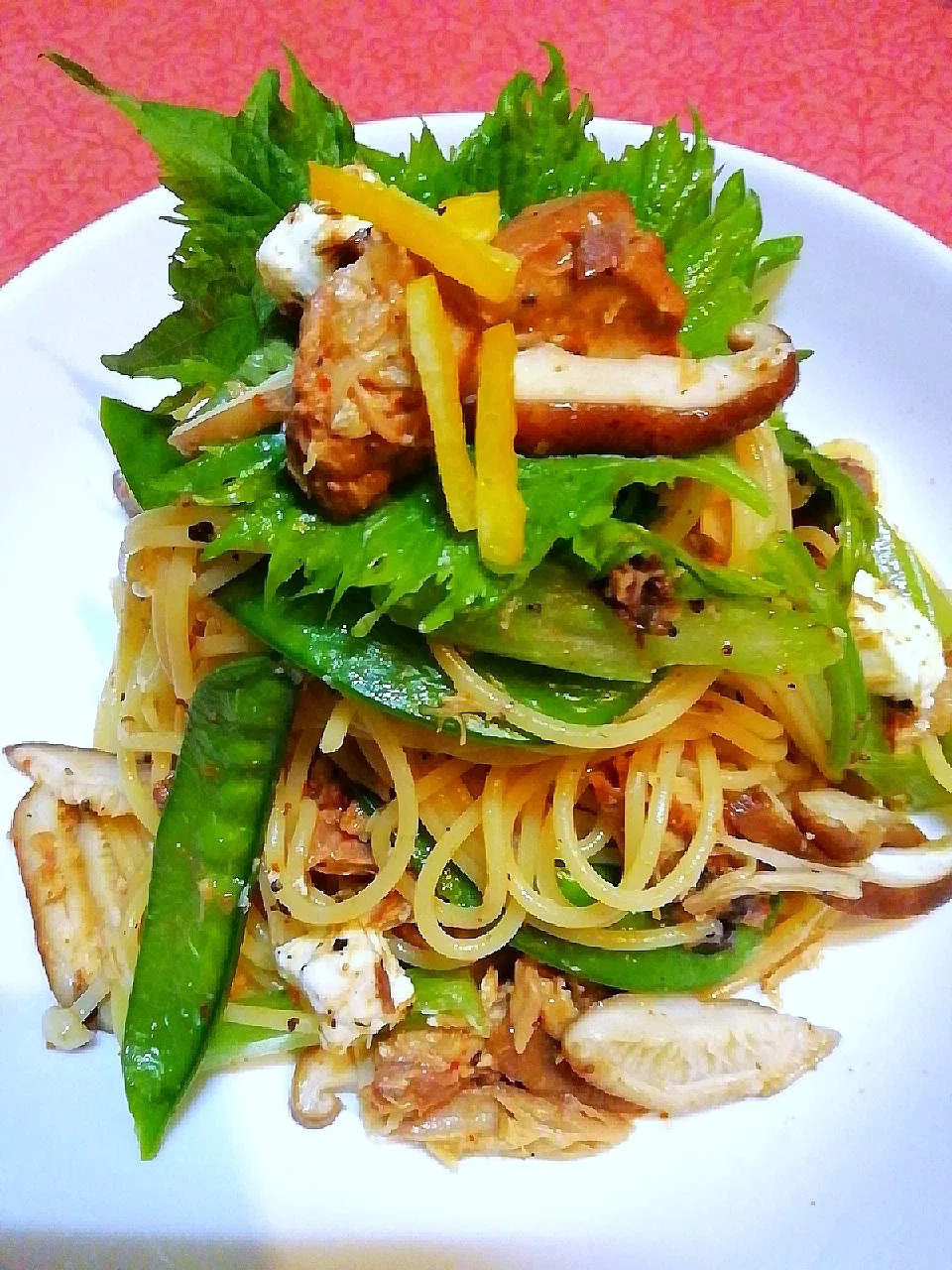 Snapdishの料理写真:水漬けパスタ🍝鯖缶と冷凍野菜で有り合わせパスタ🌸🌸|@きなこさん