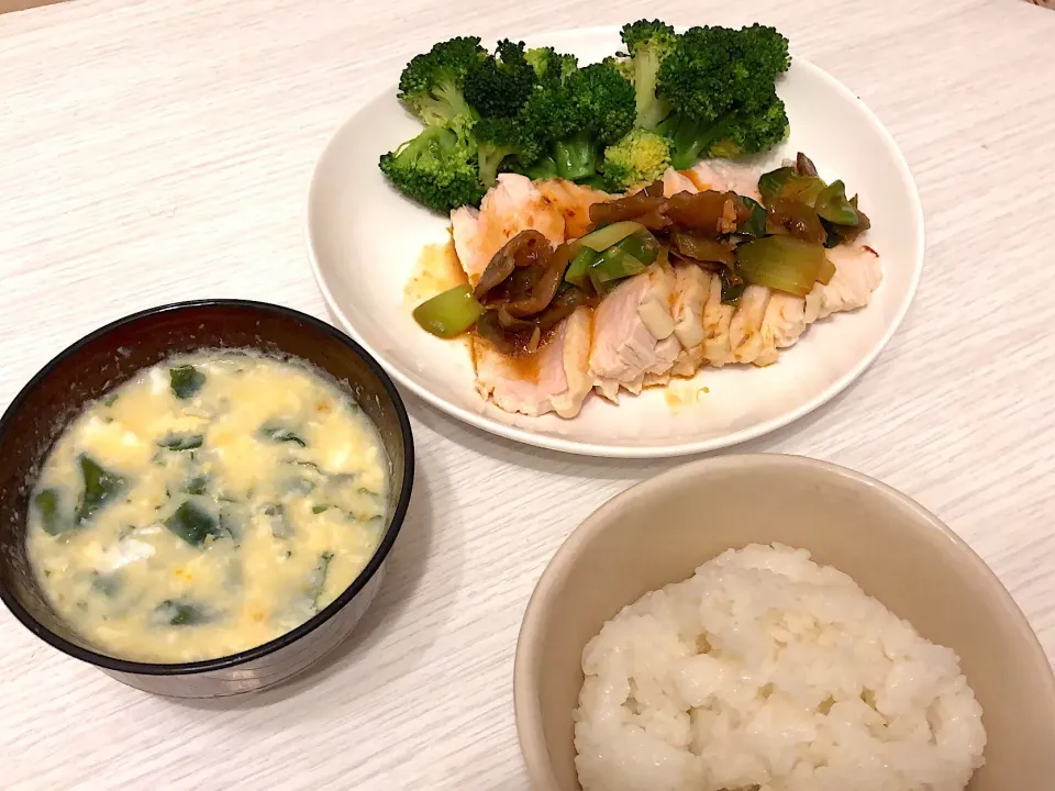 Snapdishの料理写真:蒸し鶏の搾菜辣油のせ 卵ワカメスープ|もふさん