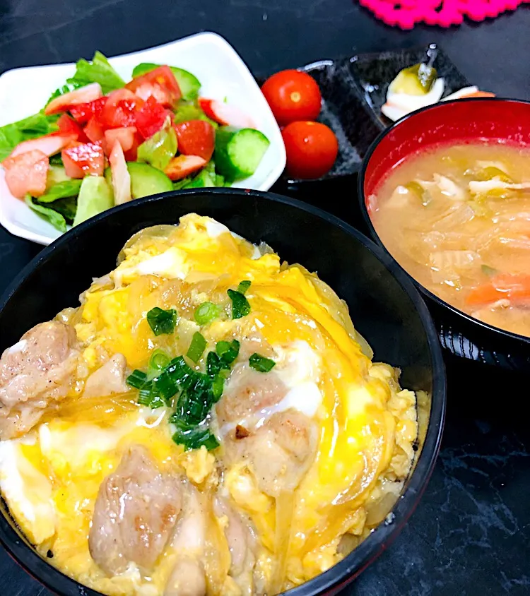 とろ〜り親子丼🥚

サラダ🥗野菜味噌汁、浅漬け、青じそ漬けのプチトマト🍅|ぶっちゃるんさん