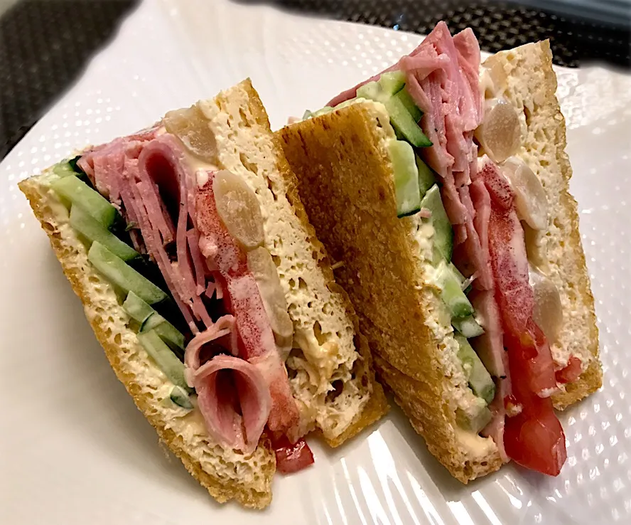 今宵は久し振りに竹田の厚揚げでサンドイッチもどきを作ってみる🥪ただ、中身を挟みすぎてとんでもないボリュームになりましたわ🐷|にゃあ（芸名）さん