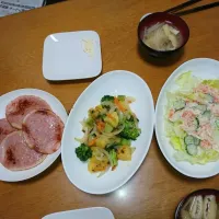 今日の夕飯
・ハムステーキ
・じゃが芋とブロッコリーのアンチョビ炒め
・レタスとカニかまのサラダ
         (レモン風味)
・大根と舞茸と薄揚げの味噌汁|にあさん