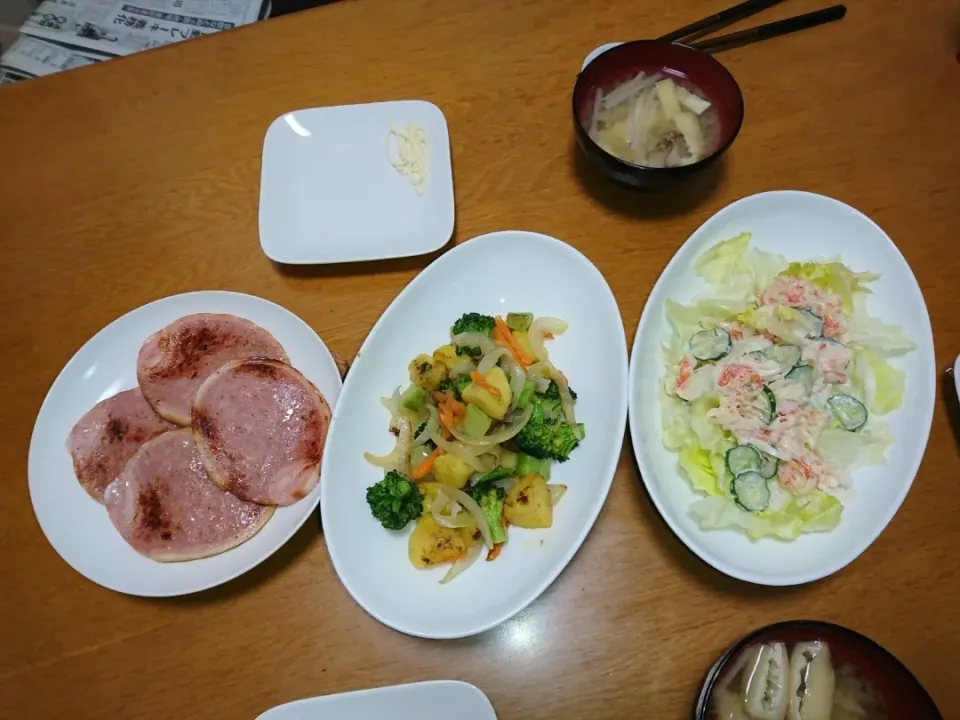 Snapdishの料理写真:今日の夕飯
・ハムステーキ
・じゃが芋とブロッコリーのアンチョビ炒め
・レタスとカニかまのサラダ
         (レモン風味)
・大根と舞茸と薄揚げの味噌汁|にあさん