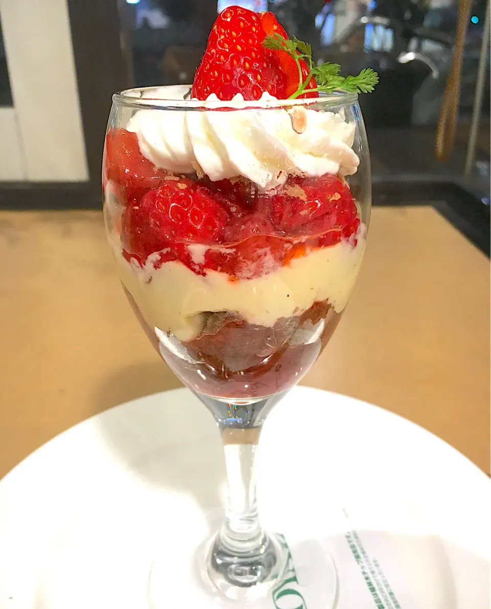 苺のショートケーキ仕立て🍓🍰|ゆうじ.さん