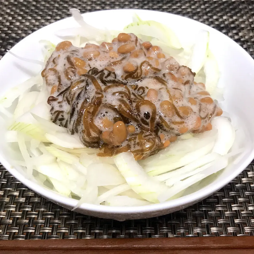 Snapdishの料理写真:もずく納豆タマネギ #晩ごはん  #単身赴任飯  #ダイエットメニュー|Koichi GOGOさん