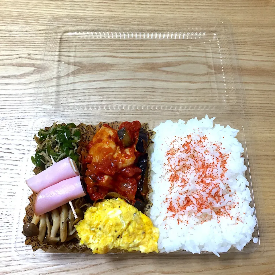 木曜日の旦那さんのお弁当☺︎ #お弁当記録  #スクランブルエッグ  #チキンのトマトソース煮  #しめじのソテー  #じゃこピーマン  #ハム巻きチーズ|むさけんさん