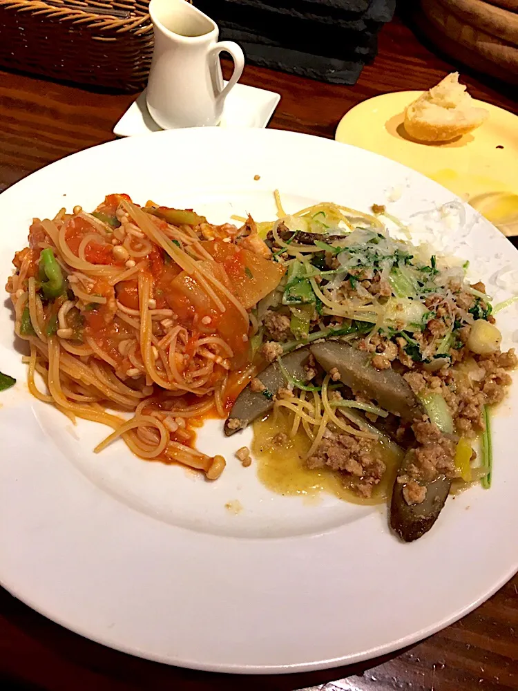 穴子とキノコ、チンゲン菜花のトマトスパゲティ&豚ひき肉とゴボウ、ネギ、水菜のビアンコラグーソーススパゲティ@コロッセオ中目黒|yoooochanさん