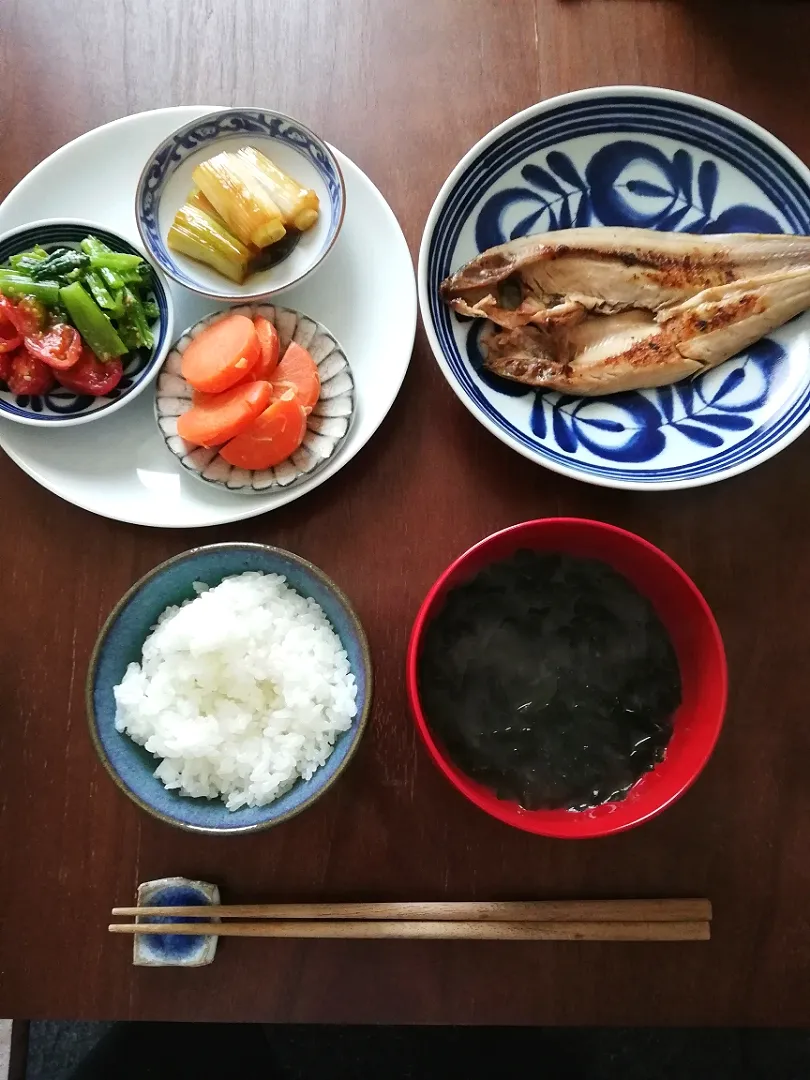 ほっけの開き
長ねぎの照り焼き
にんじんのグラッセ
トマトと小松菜のナムル|ほっこりらさん