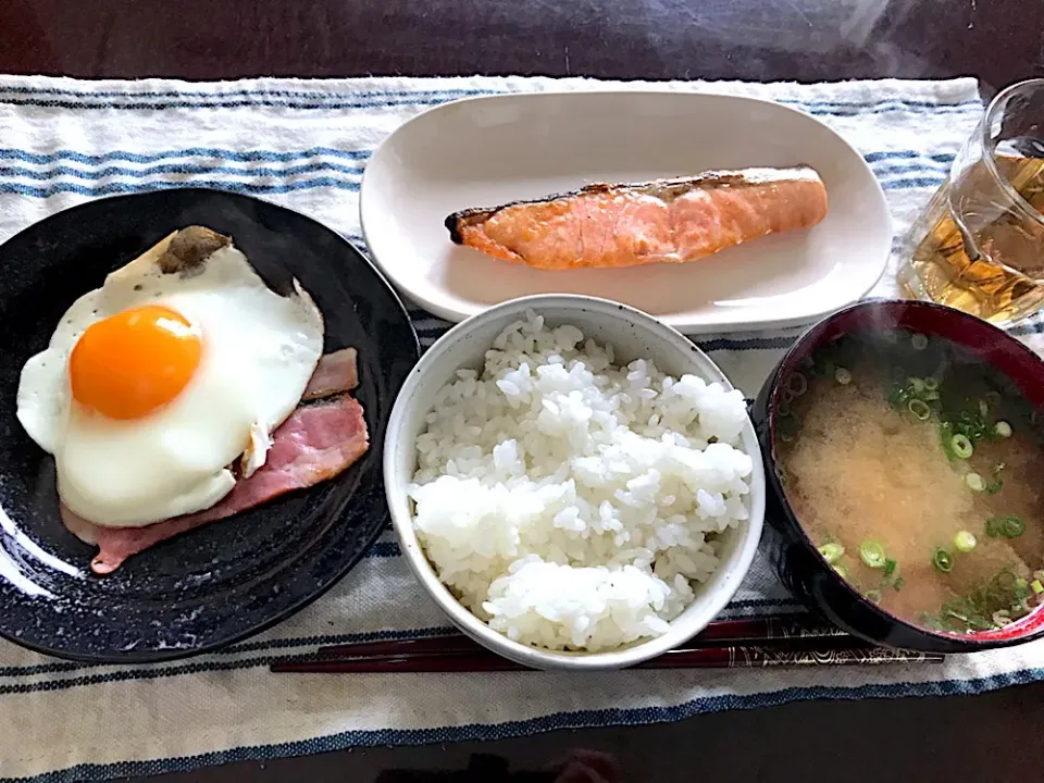 焼鮭、目玉焼き、アサリのお味噌汁|純さん