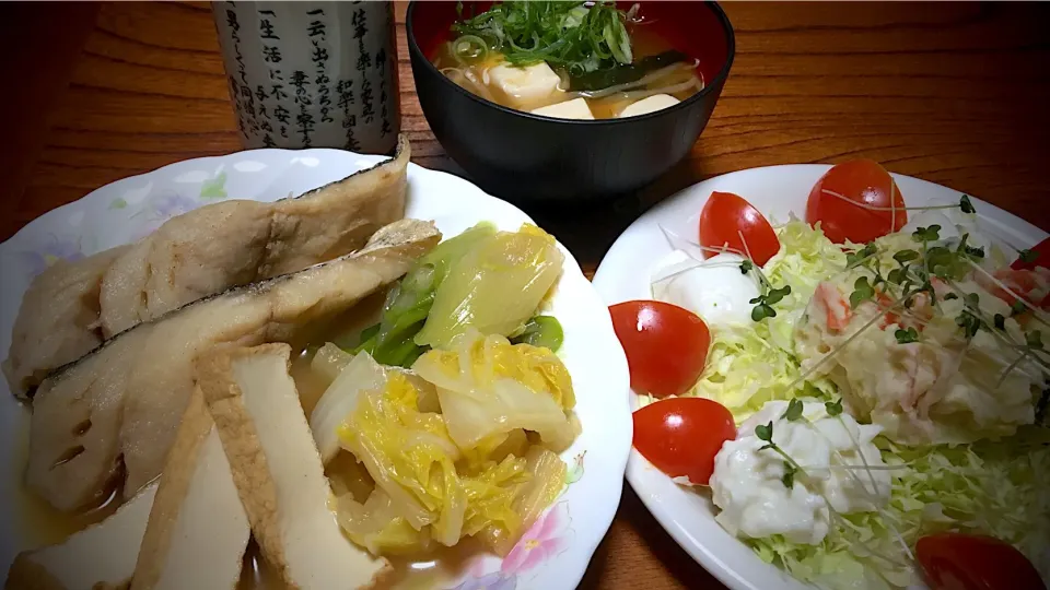 今日の実家での男飯(*･ω･)
・たらと白菜と絹生あげの和風煮
・ポテトサラダwithブッラティーナ
・もやしとワカメと豆腐の味噌汁...♪*ﾟ|ひーちゃんさん