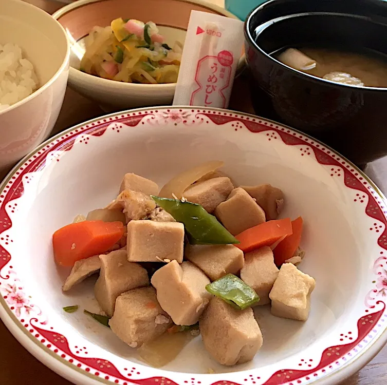 アル中病棟の朝ごはん☀️☀️🔆29日目
ごはん🍚  みそ汁（チンゲン菜）  凍り豆腐の煮付け  中華サラダ  練り梅|ぽんたさん